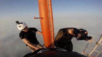 Un saut en base jump depuis une antenne.