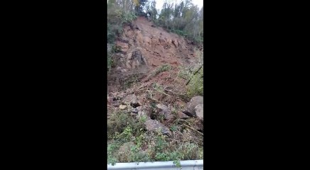 Pazar'da korkutan heyelan: Dağ karayoluna indi!