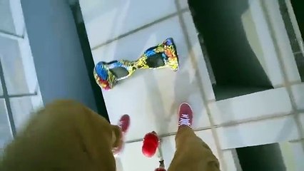 un ragazzo gioca con un hoverboard su un grattacielo di 500m