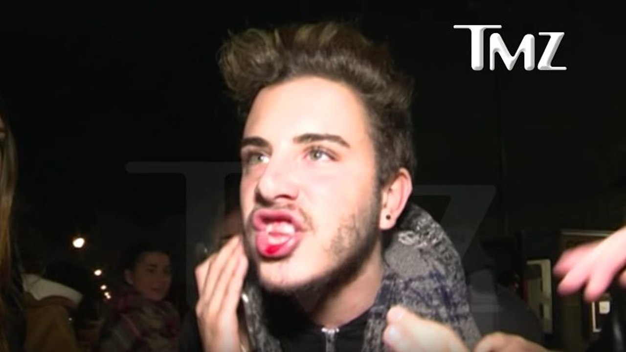 Justin Bieber frappe un fan au visage qui tentait de rentrer dans sa voiture!!