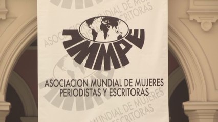 Bachelet alerta contra el "periodismo de trinchera" que empobrece la democracia