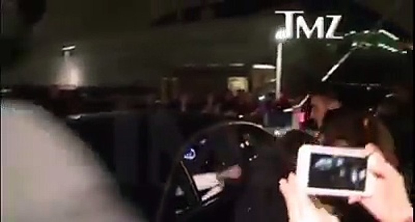 [Justin Bieber] pega un puñetazo a un (fan) en Barcelona [tremendo abuso]