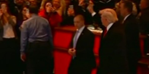 Donald Trump trata de bajar el tono ante la prensa