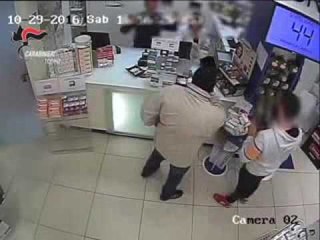 Torino - Rapina a mano armata in farmacia (24.11.16)