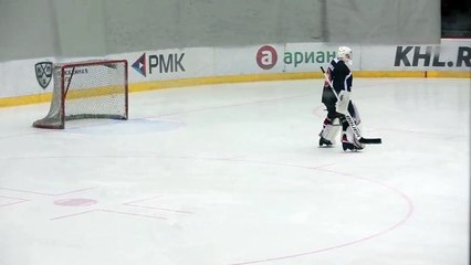 Когда заскучал в воротах  Вратарь "Трактора" станцевал балет на льду под музыку из "Щелкунчика"