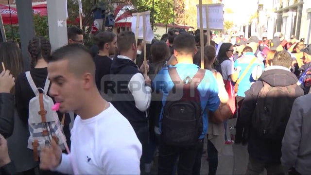 Report TV - Nikolla dorëhiqu! studentët protestojnë përpara ministrisë