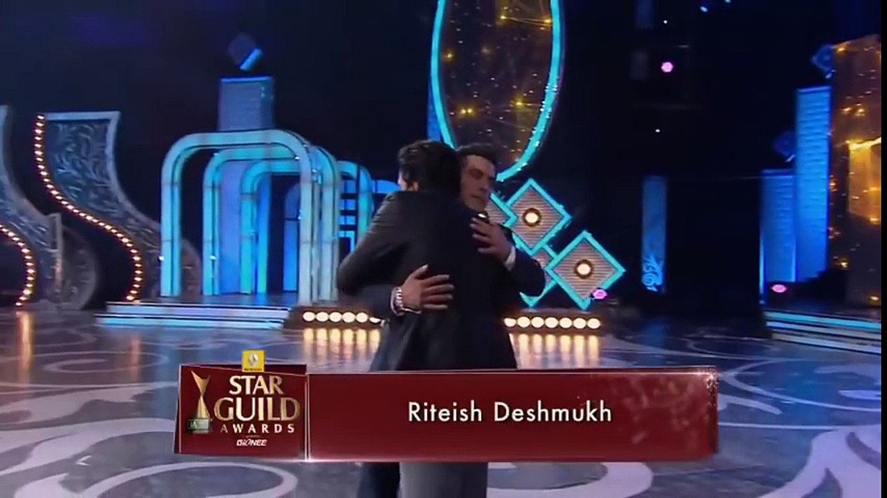 Salman Khan Masti With Shahrukh Khan,  Award Show 2016