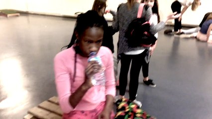 Mathilde est entrain de boire de l'eau