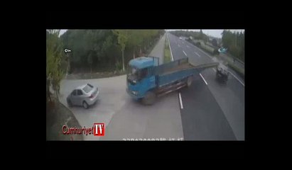Feci kaza kamerada... İnşaat demiri arabaya saplandı