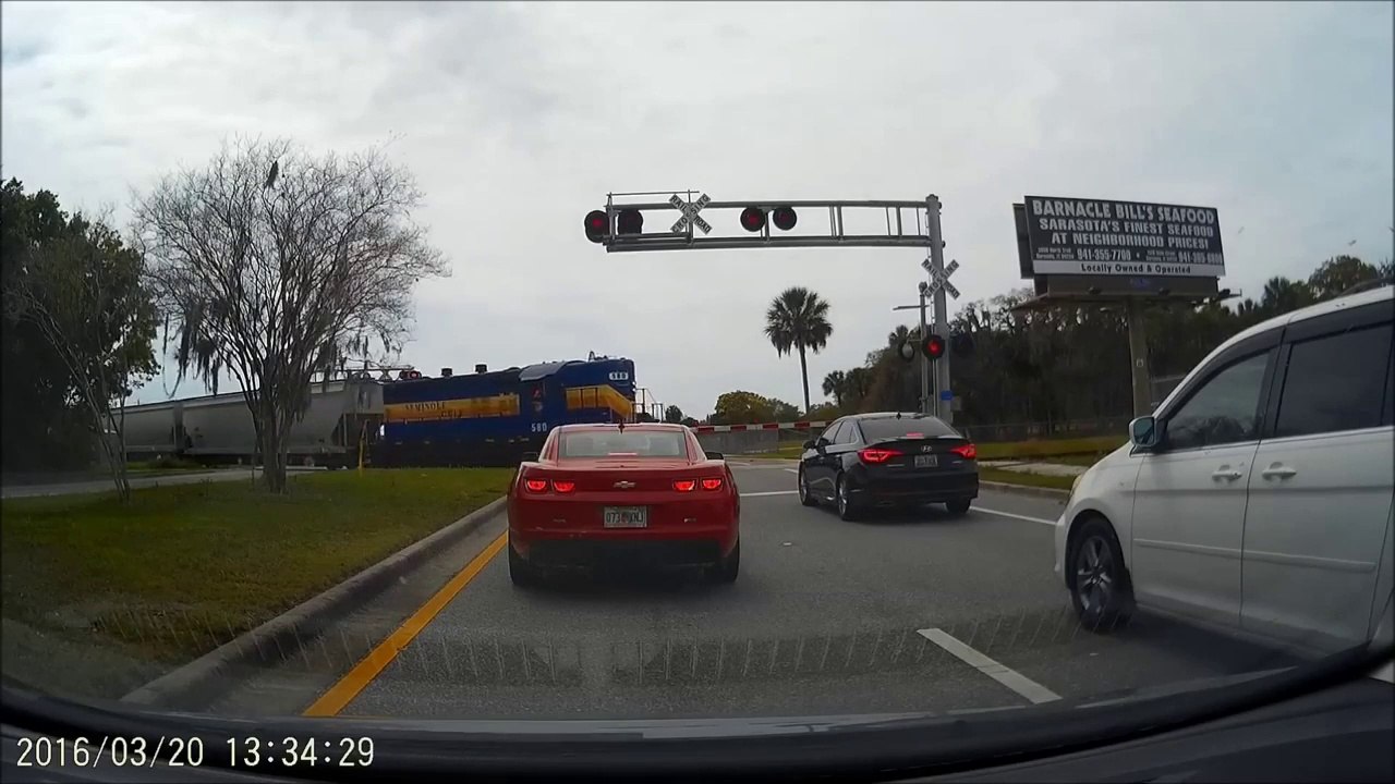 Cette voiture répond avec son klaxon à la sirène du train