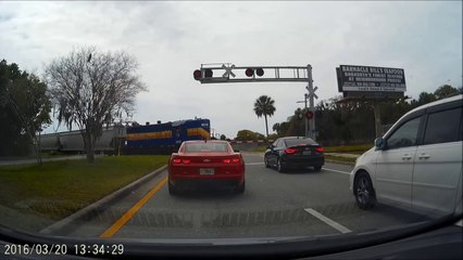 Cette voiture répond avec son klaxon à la sirène du train