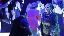 بالفيديو ...ام العروسة تشعل الفرح برقصة ساخنة !!!!