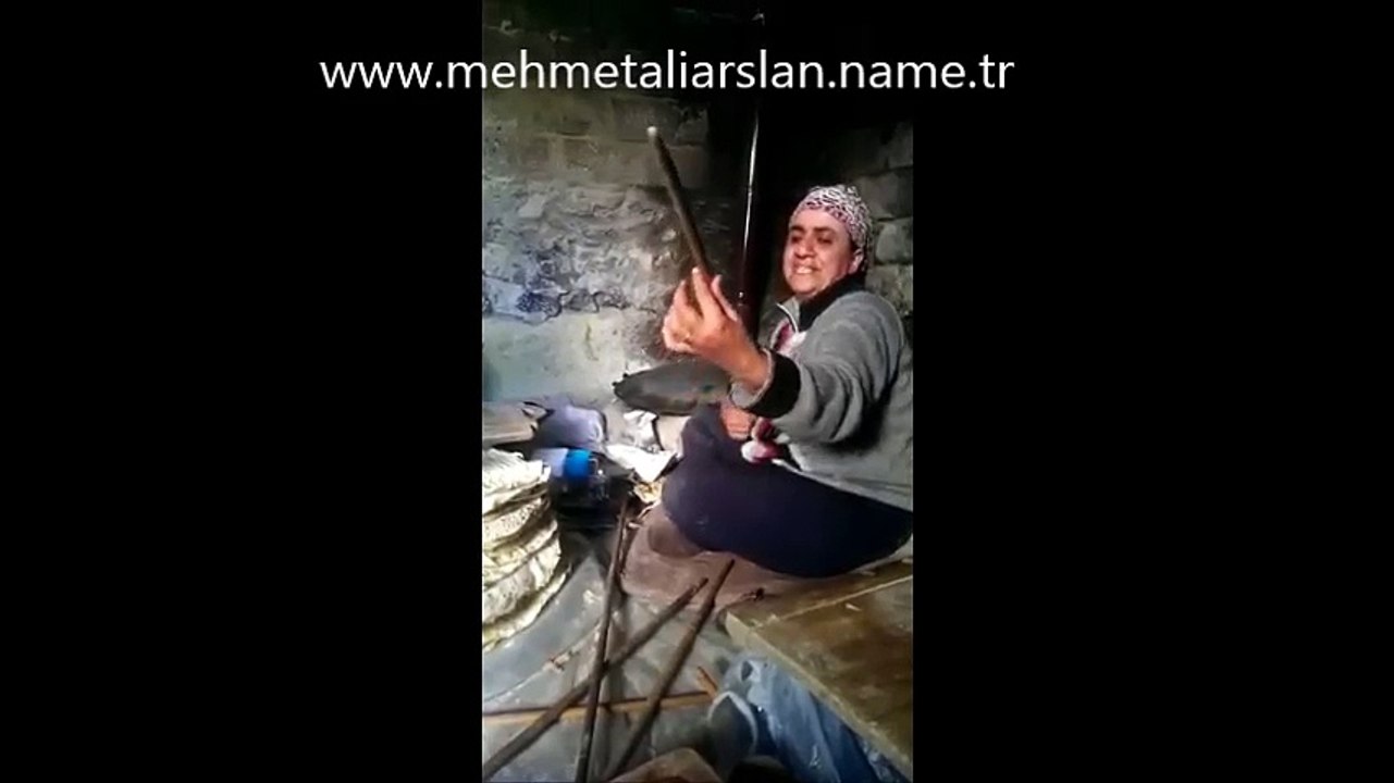 hem ekmek pişiriyor hem oynuyor Helal olsun 10 numara