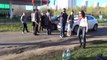 Des ados stoppent des voitures qui roulent sur le trottoir en Russie