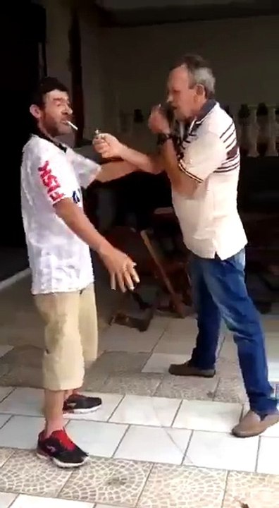 S'allumer une clope bourré... Ahaha