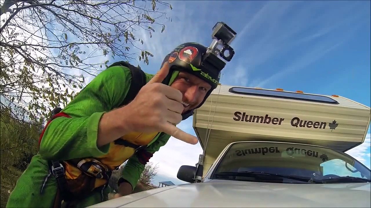 Sauter en BASE Jump depuis un camping car qui roule sur un pont... Absolument dingue!