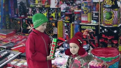 ДЕТИ ИГРАЮТ В ДОКТОРА В НОВЫЙ ГОД ПЕТАРДА ВЗОРВАЛАСЬ В РУКЕ РЕБЕНКА АМПУТАЦИЯ КОНЕЧНОСТИ