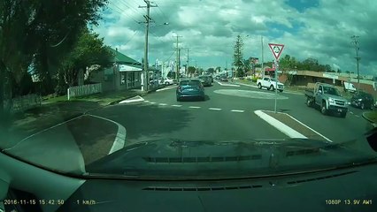 Un motard va vite regretter d’avoir coupé un rond-point