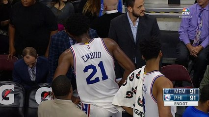 Privé de jouer, Joel Embiid s'énerve contre une chaise