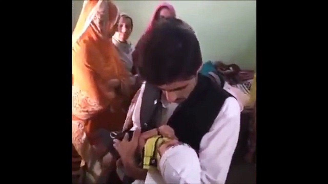 See How Arshad Khan is Making a Little Baby Quiet -- Video Going Viral