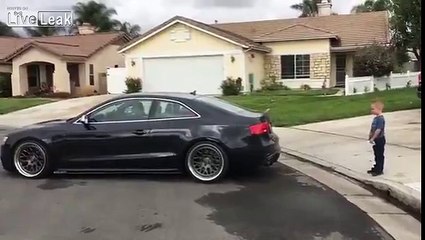 Un papa extrait la dent de lait de son fils avec son Audi S5