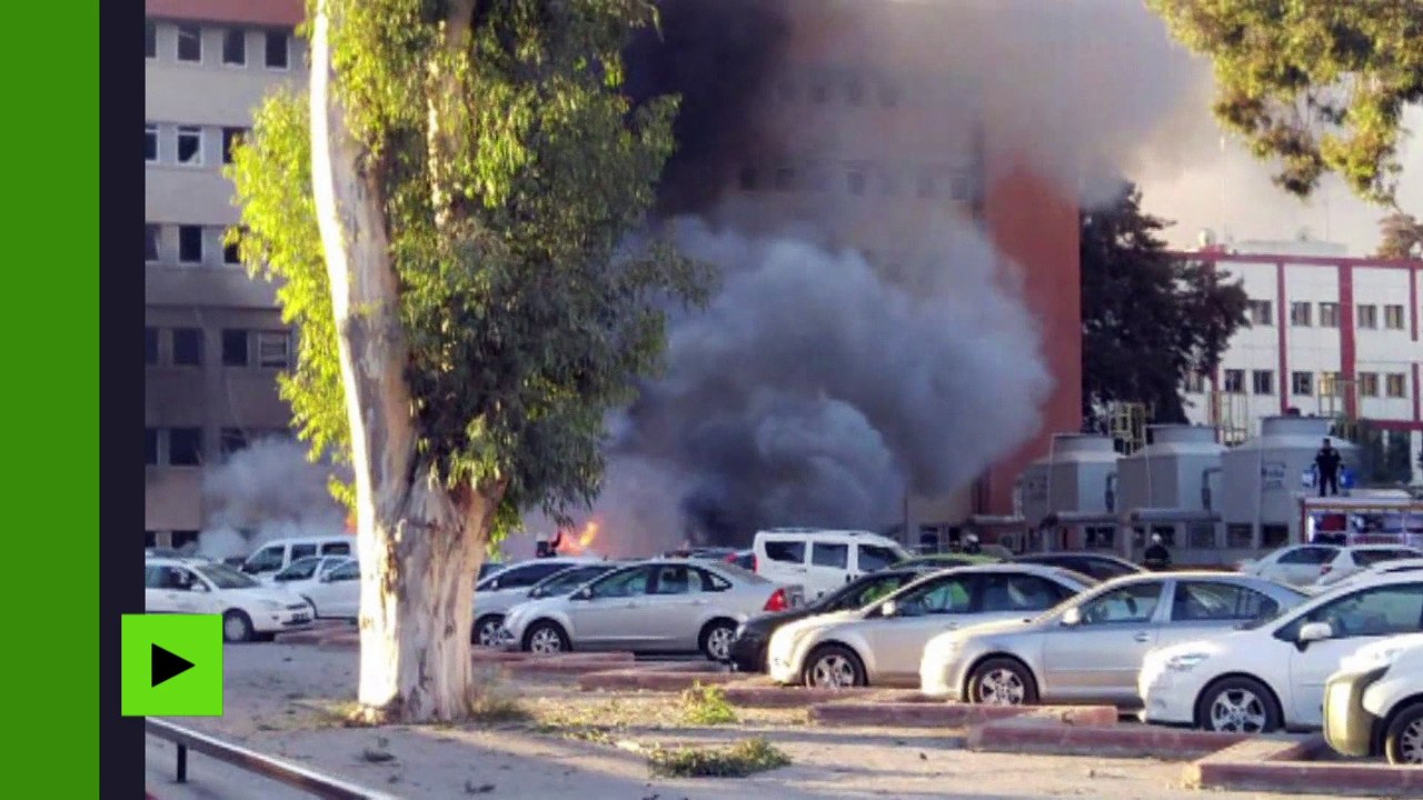 Turquie : incendie sur une parking d'Adana après une explosion d'une voiture piégée