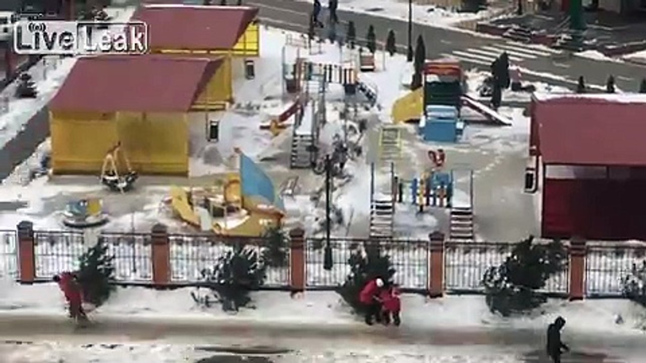 Des piétons littéralement emportés par des rafales de vent surpuissantes