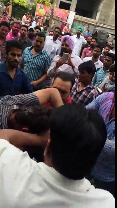 INDIAN DESI FIGHT(Crazy people beat one drug addict man).....