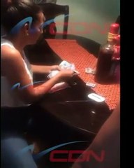 Ex Mujer De Omega Contando El Dinero De Su Libertad.