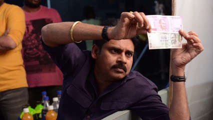 Pawan Kalyan comparing new currency notes at Katamarayudu shooting spot