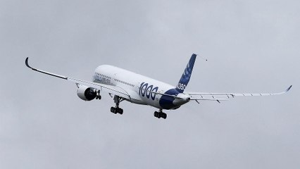 طائرة ايرباص آ350-1000 المنافسة للبوينغ 377 في اول تجربة طيران لها
