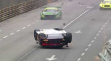 Une voiture glisse sur le toit pendant un grand prix !