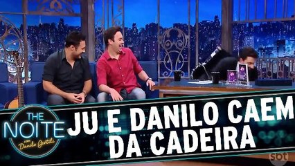 Danilo e Juliana brigam e acabam caindo durante entrevista