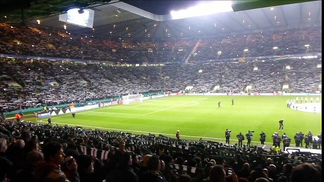 Les supporters du Celtic chantent You'll Never Walk Alone avant le match