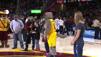 Deux jeunes fans des Cavs remercient J.R. Smith et mettent une femme dans l'embarras