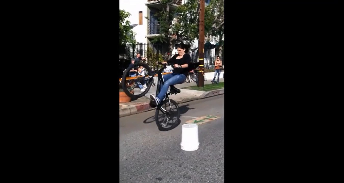 Une fille rate complètement son saut en vélo.