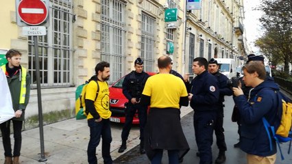 Bordeaux : le collectif des Faucheurs de chaises à la banque BNP Paribas du cours du Chapeau-Rouge
