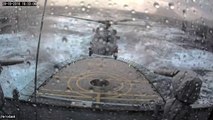 Atterrissage d un hélicoptère sur un navire en pleine tempête... bravo au pilote