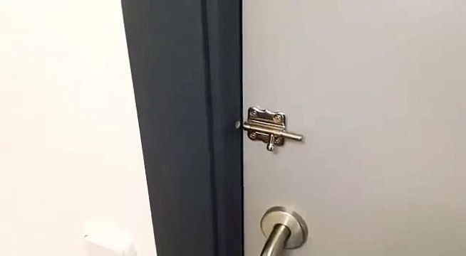L'ingenieur de ce verrou de porte doit être viré !