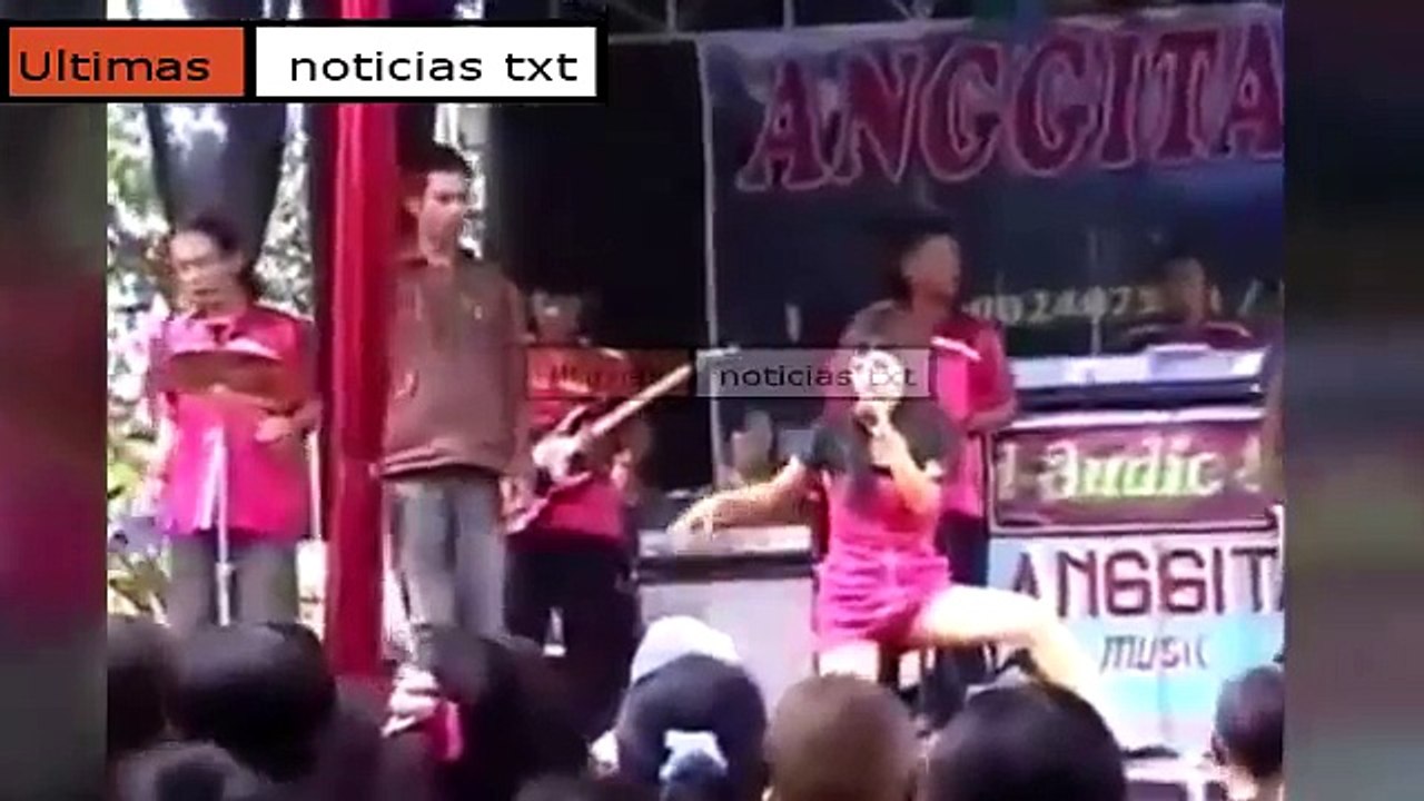 Cantora mordida por Cobra canta durante 45min antes de desmaiar e morrer!