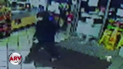 Mira como este empleados enfrentó a un ladrón armado