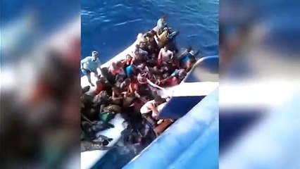 Un bateau rempli de migrants coule en tentent d'aborder un gros paquebot !