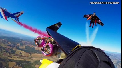 Le 18:18 : les images incroyables de trois "hommes volants" entre les avions de la patrouille de France