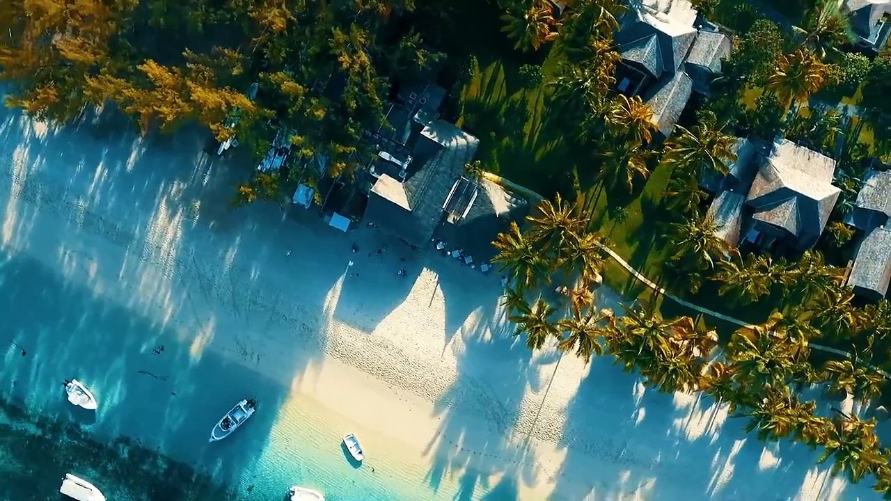 Lilian Eymeric traverse 236 kilomètres à la nage entre l'île Maurice et l'île de la Réunion pour une durée de 51h et 1 m