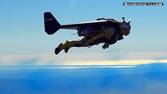 Des hommes volants au milieu de la Patrouille de France