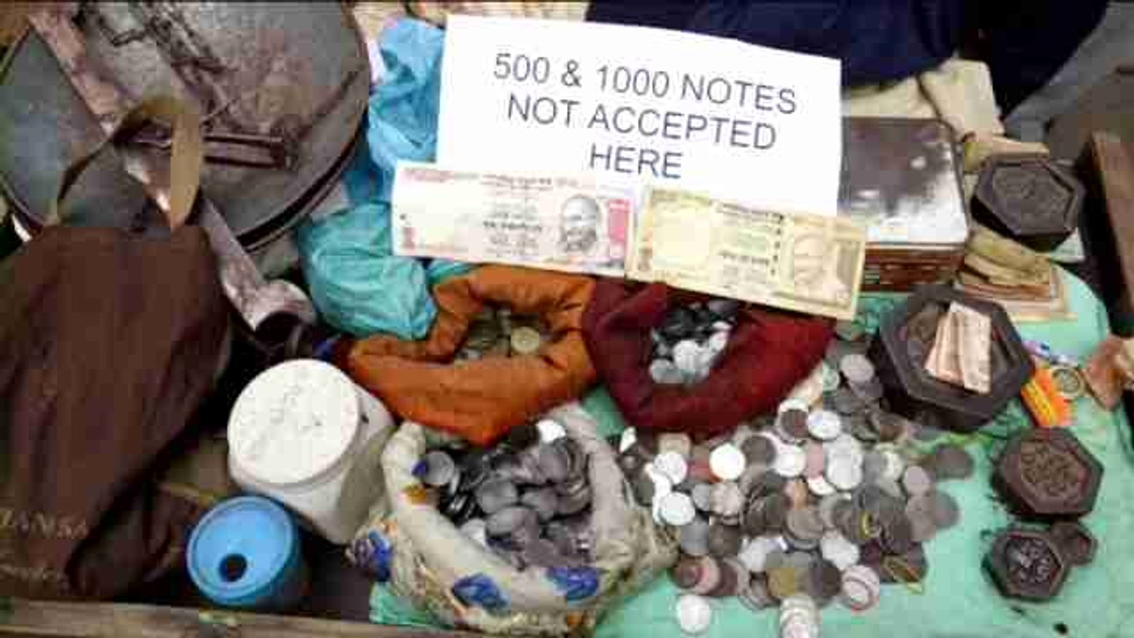 Los bancos indios dejarán de cambiar los antiguos billetes a partir de hoy