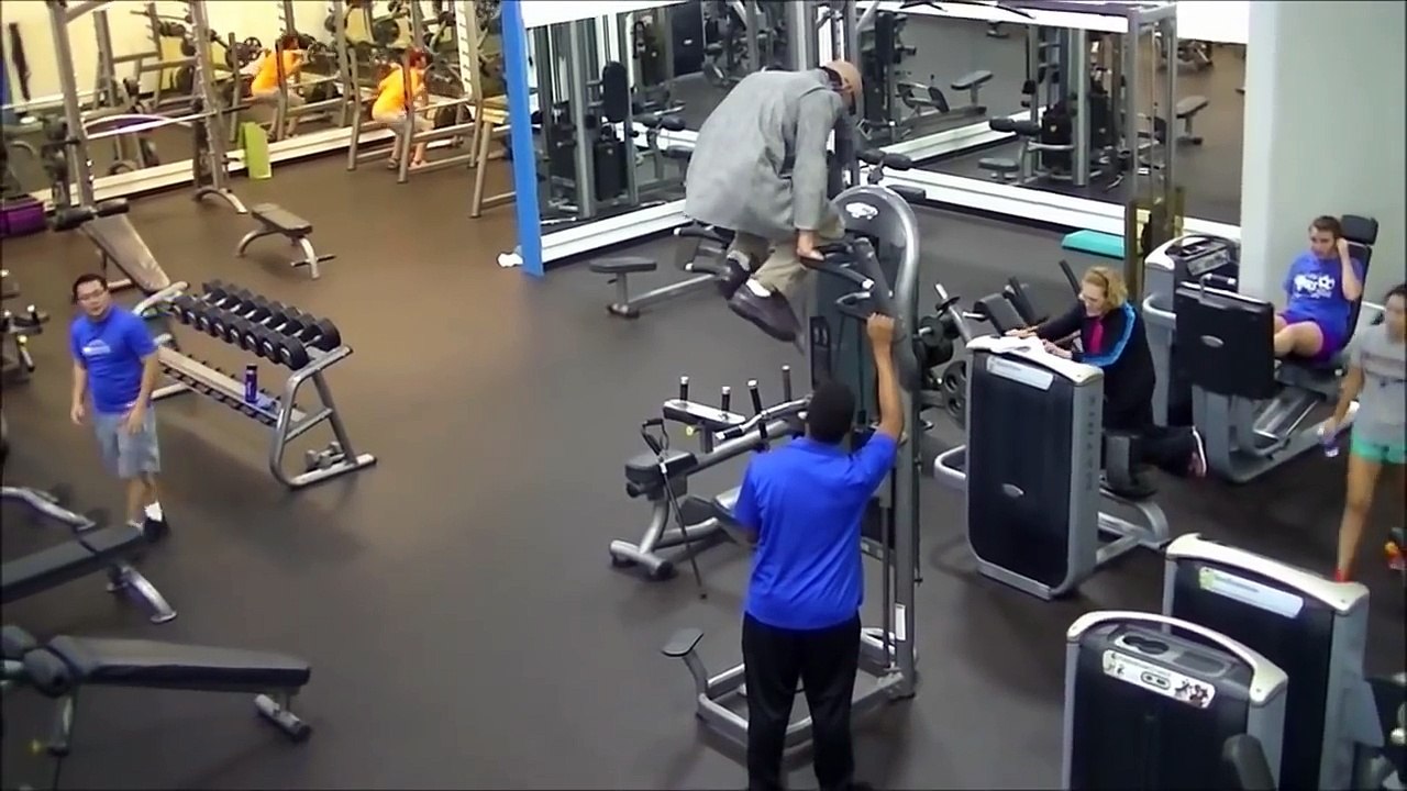 Vücut Geliştirmeci Yaşlı Adam Kılığına Girip Spor Salonunu Trolledi ! #2 - Olağan üstü ağırlık !