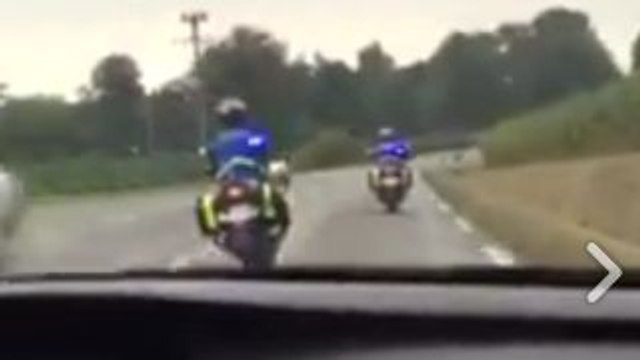 Un couple escorté par les motards de la gendarmerie