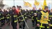 Un millier de pompiers professionnels expriment leur colère à Paris