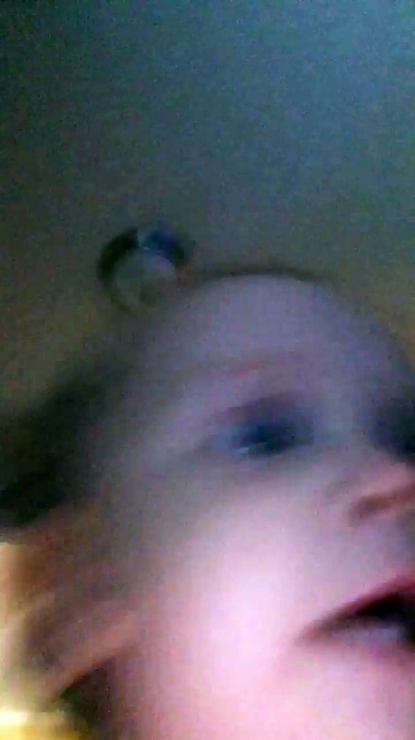 Un Bebe Court En Se Filmant Avec Un Telephone Video Dailymotion